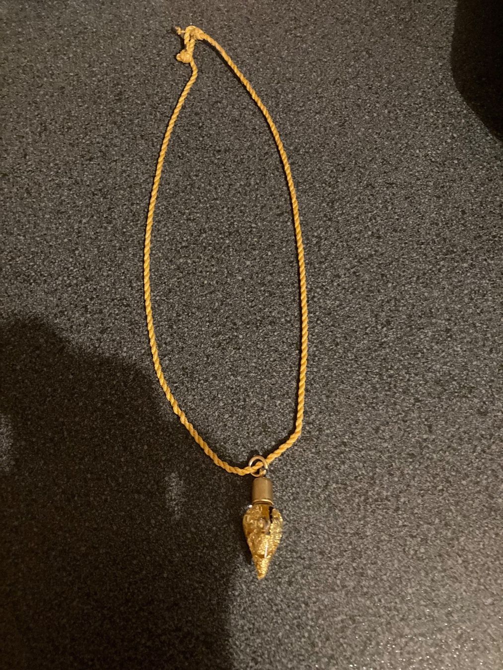 Ciondoli: Pendentif avec feuilles d’or – Nuovo (secondo la descrizione) da Plan-les-Ouates venduto da Namorona