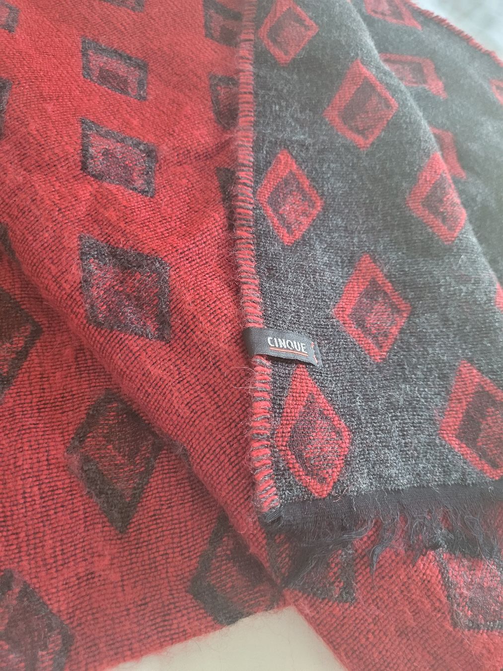 Cinque Foulard & Sciarpe: 42. Écharpe CINQUE rouge et gris à losanges – Usato da Villars-sur-Glâne venduto da m66_dch5 1