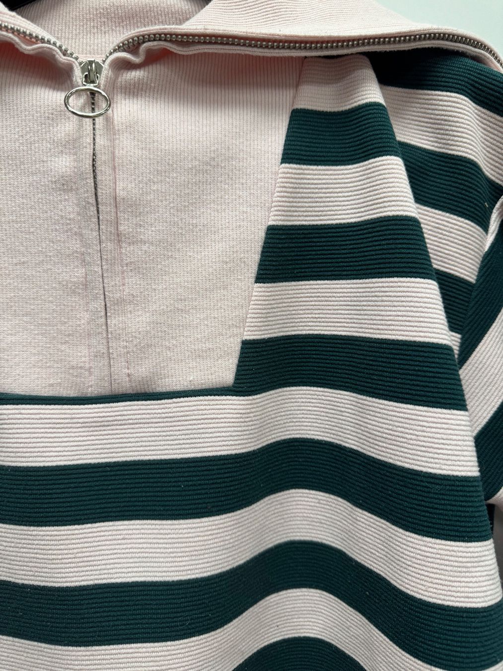 Maglioni & Felpe: Cooler Pullover gestreift - hellrosa/Grün - Gr. S – Usato da Brügg BE venduto da rutschimedizin 1
