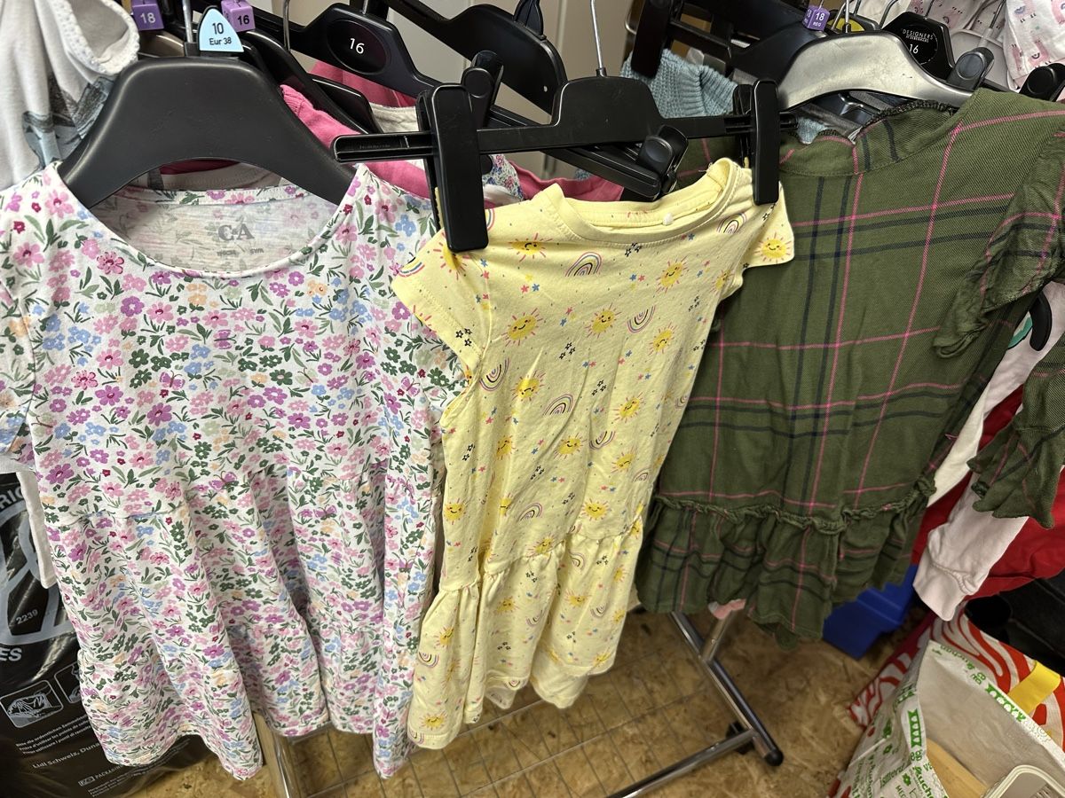 Lotti & Set di vestiti: Mädchen Kleider 35 stk – Usato da Sevelen venduto da Stopglobal. 5