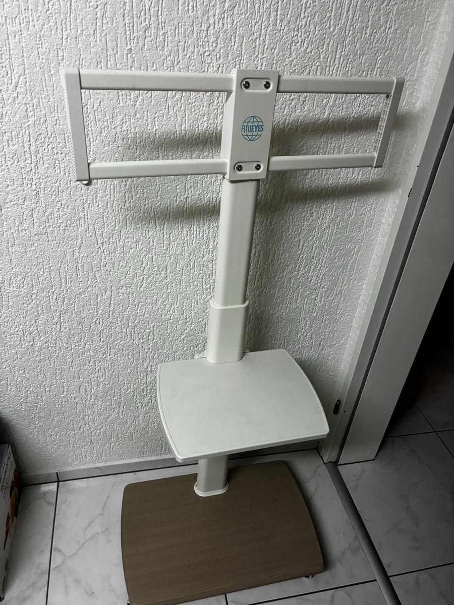 Supporti a parete: Fahrbarer TV Halter auf Rollen – Usato da Freienbach venduto da 20Siena20