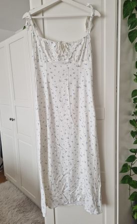 weisses Sommerkleid mit blauen Blumen, nakd fashion, Gr. S
