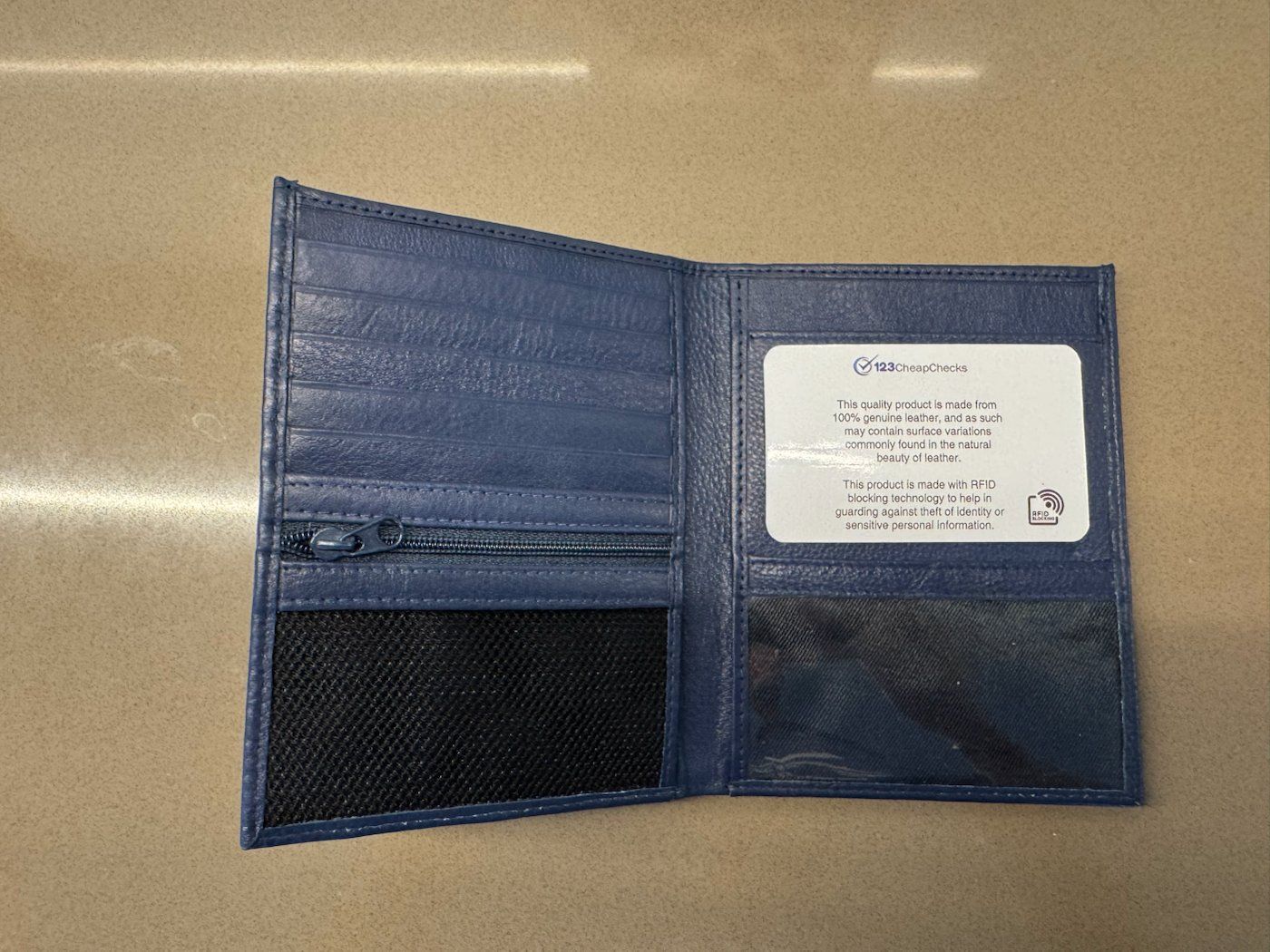 Autres vêtements & accessoires: Blaue Reisepasshülle mit Kartenfächern – D'occasion à Zürich par Keller110 1
