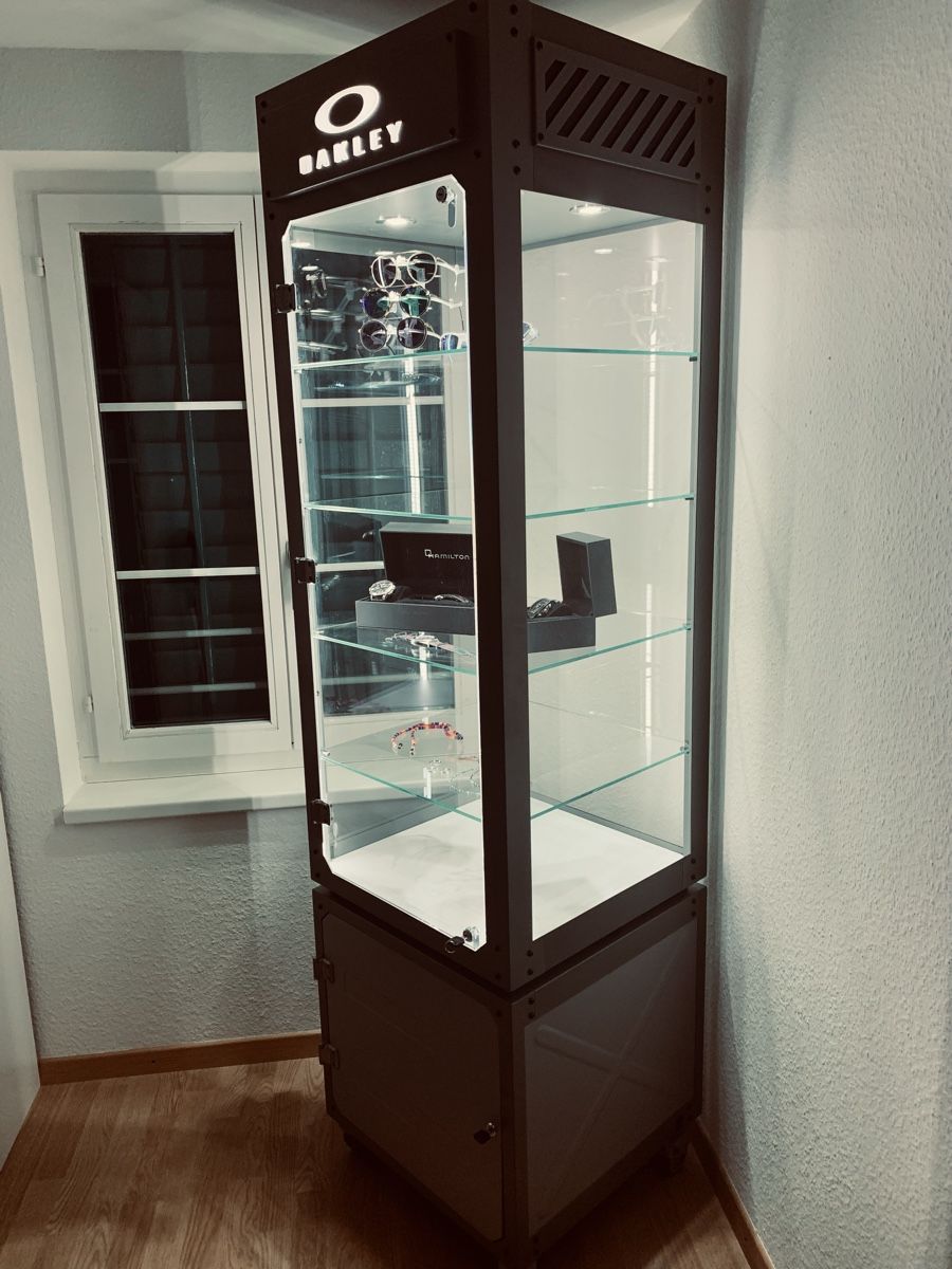 Vitrines: Oakley Vitrine  – D'occasion à Gersau par M_A_C_o_n_e 1