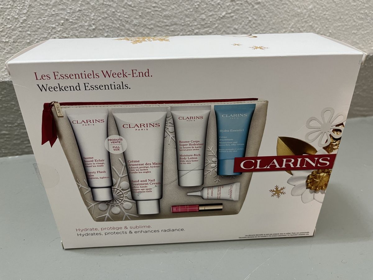 Clarins Feuchtigkeitspflege: Clarins Essentials Gift Set – Neu und originalverpackt aus Affoltern am Albis von dan_jm8b