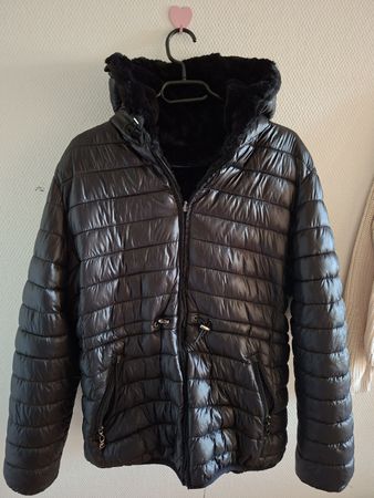 Damen Steppjacke schwarz mit Kapuze, guter Zustand.