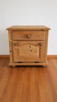 Massivholz-Nachttisch / Beistellschrank aus Kiefer