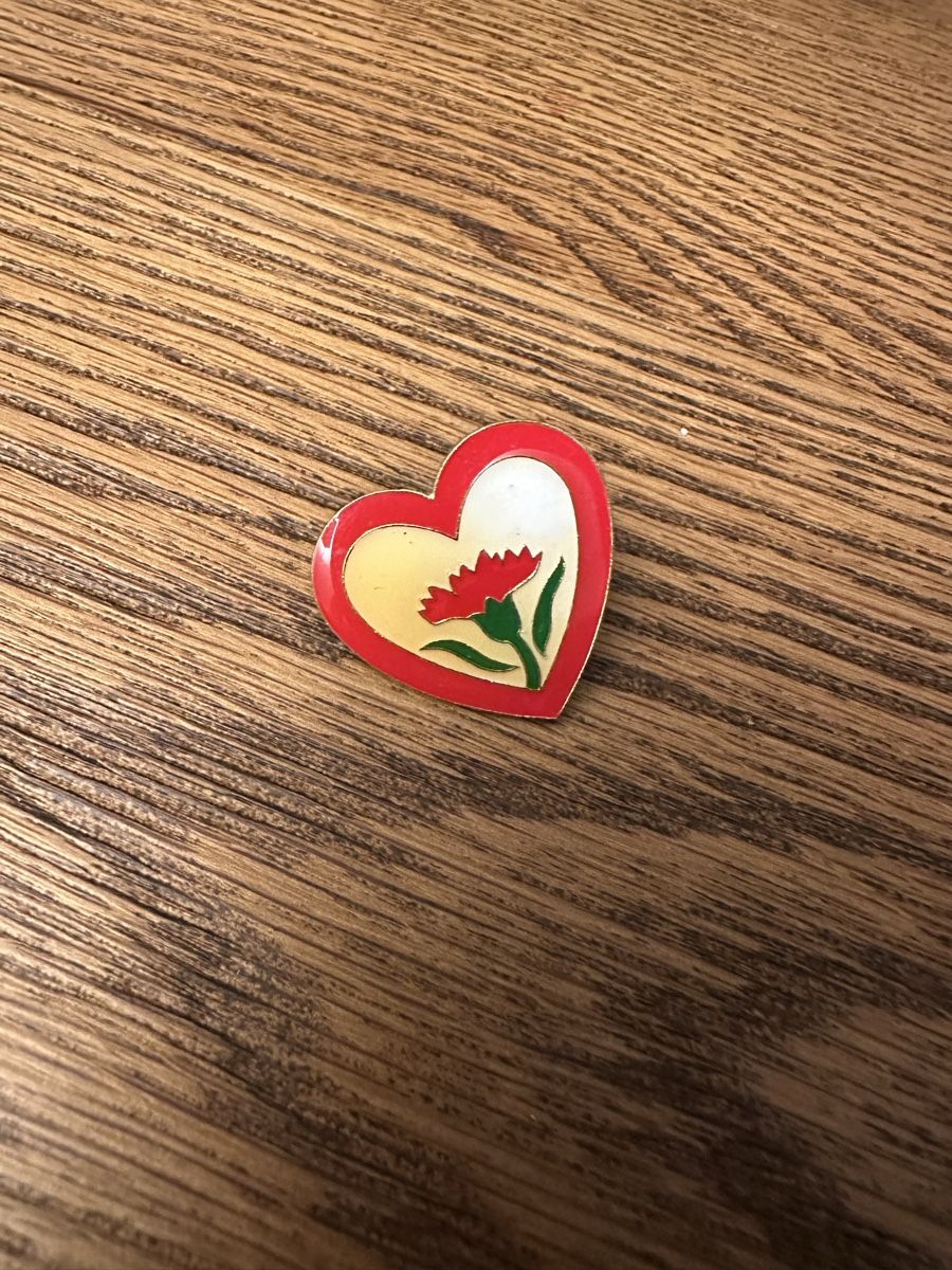Plaquettes & Badges: Pin - Herz mit Blume – D'occasion à Liestal par Tschopp77