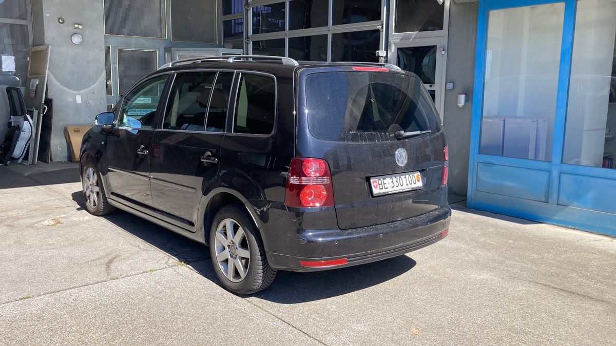 VW Automobili: VW Touran schwarz  – Usato da Steffisburg venduto da bergfraueli7 2
