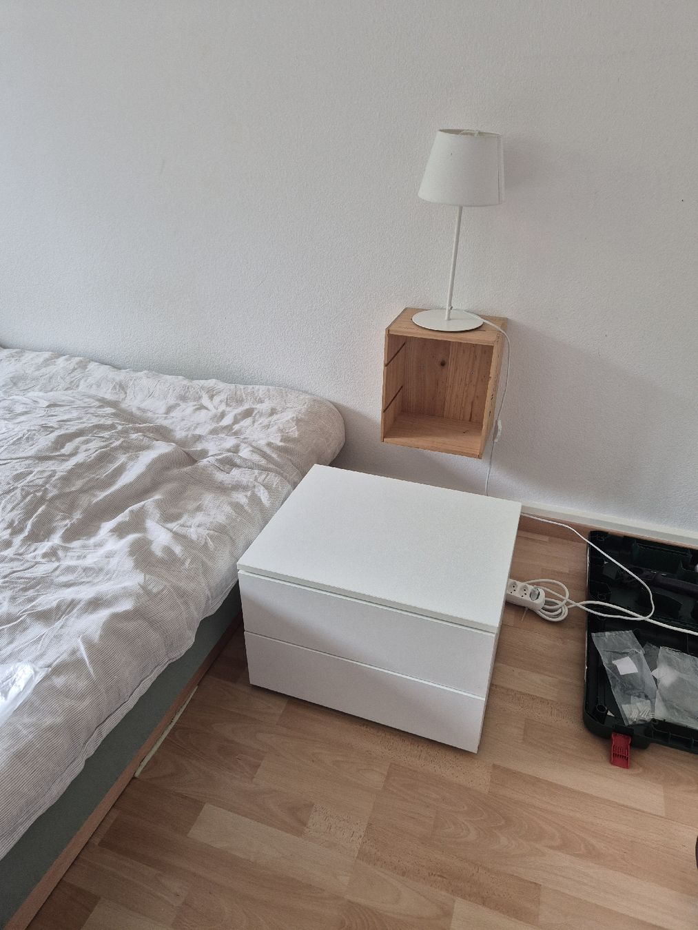 Nachttische: Nachttisch weiss – Gebraucht aus Winterthur von Braintaxer