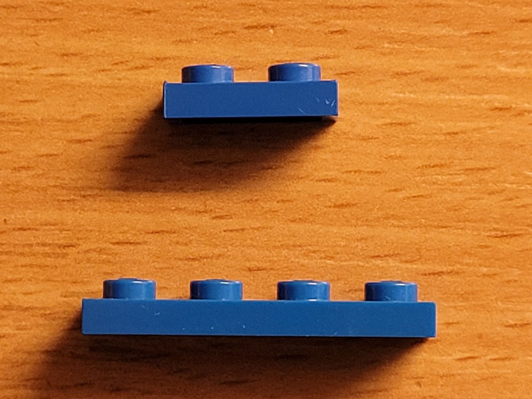 Lego Kit di costruzioni: Lego - 2 pièces bleu plates à 2 et 4 tenons – Usato da Payerne venduto da tintin08 2