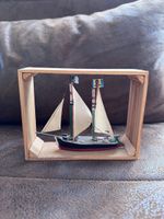 Bateau miniature décoratif sous cadre en bois