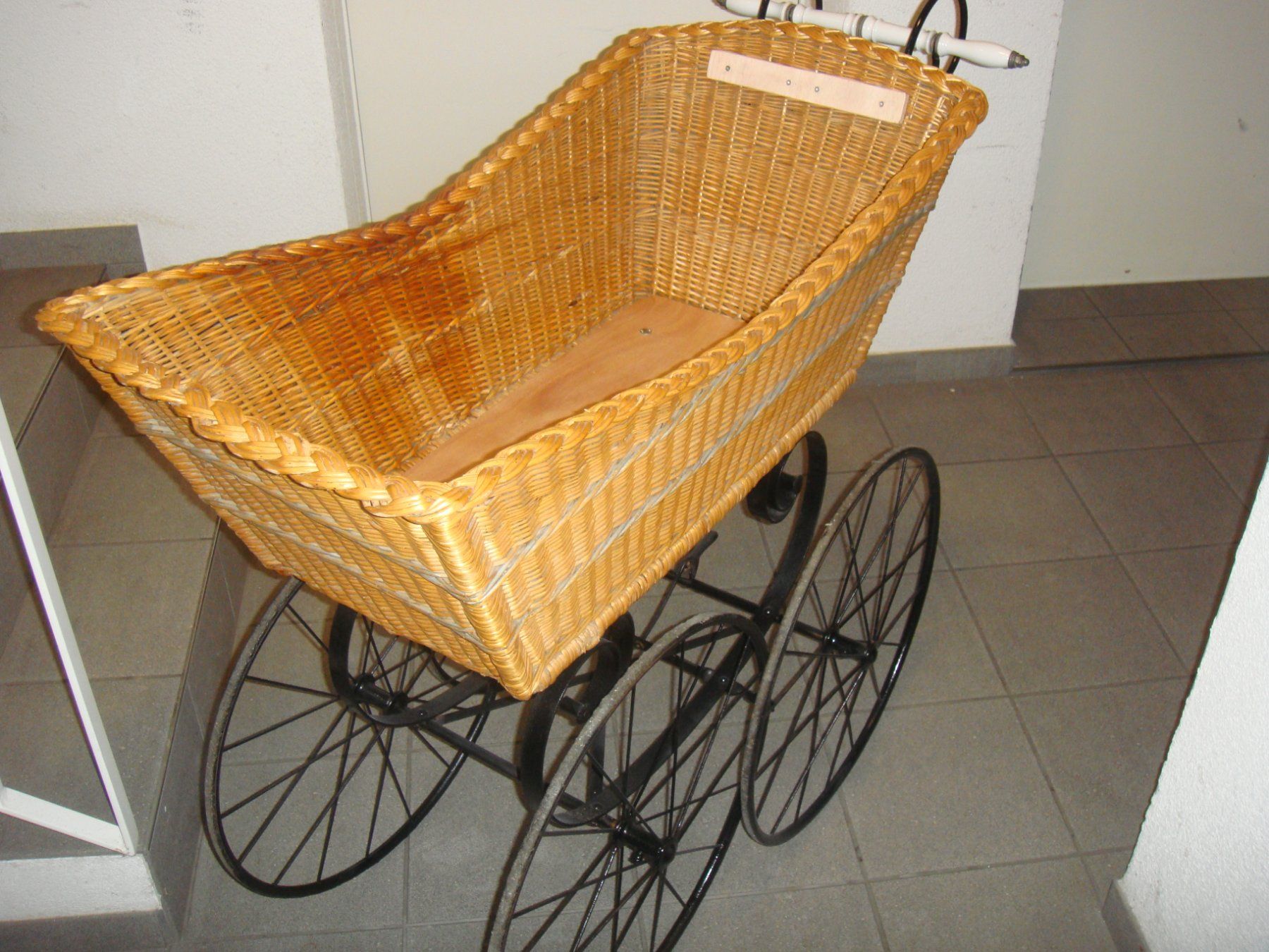 Wiegen & Stubenwagen: Antiker Stubenwagen ca 100 Jahre alt – Gebraucht aus muri ag von roessli01 1