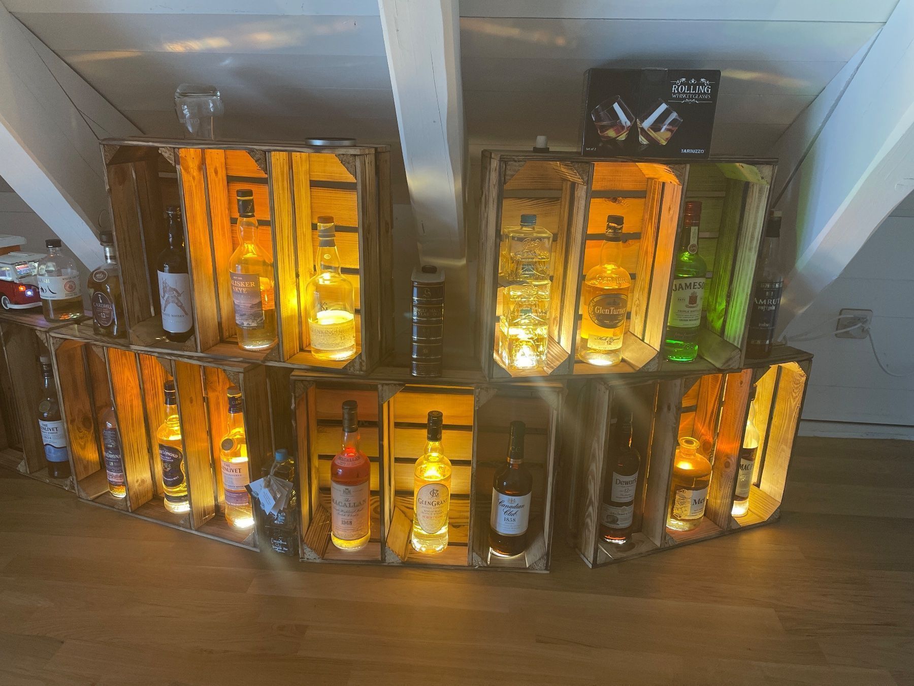 Scaffali: Beleuchtetes Flaschen Gestell Whisky – Usato da Buchs ZH venduto da Pitschpitsch