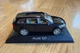 Modellauto Audi Q7 schwarz Massstab 1:43