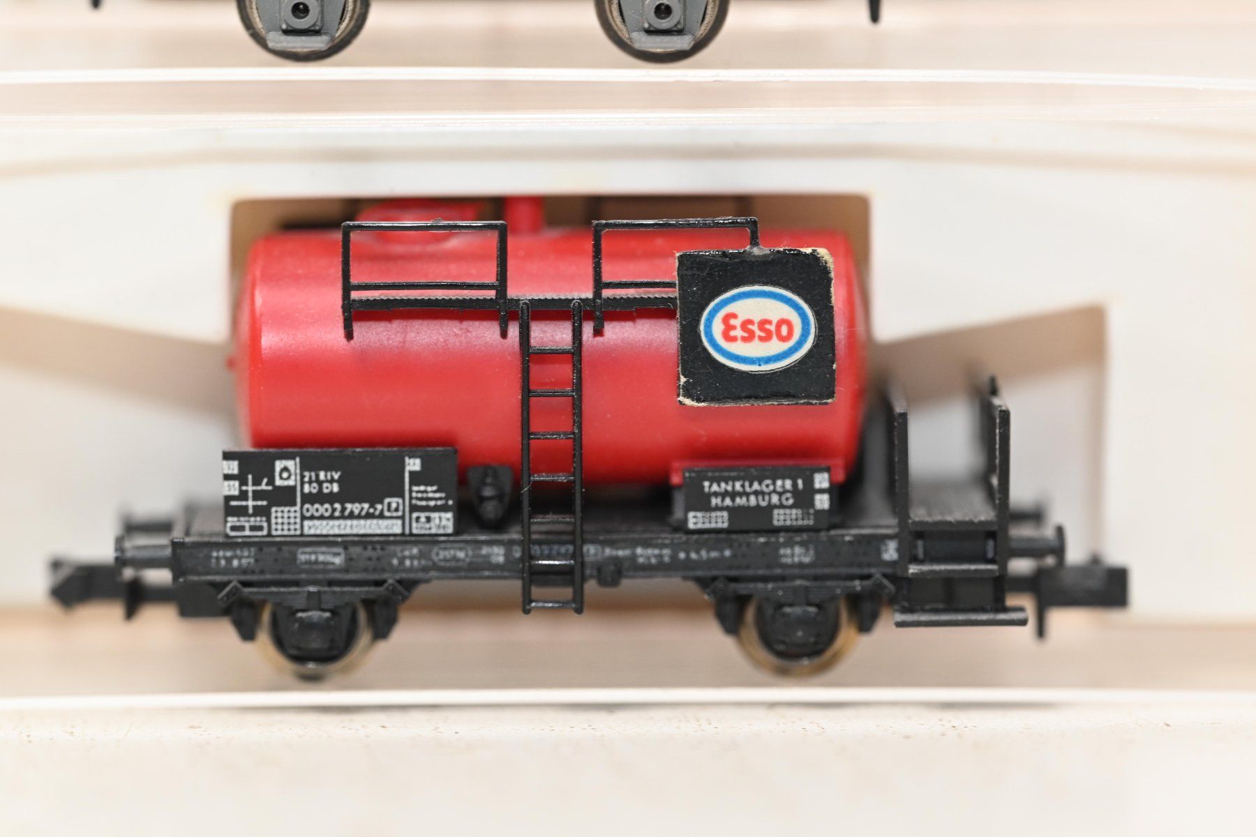 Fleischmann Modelleisenbahnen: Güterwagen FLM Kipplore + Esso Spur N mit OVP – Gebraucht aus Laupen ZH von Zmoewe 1