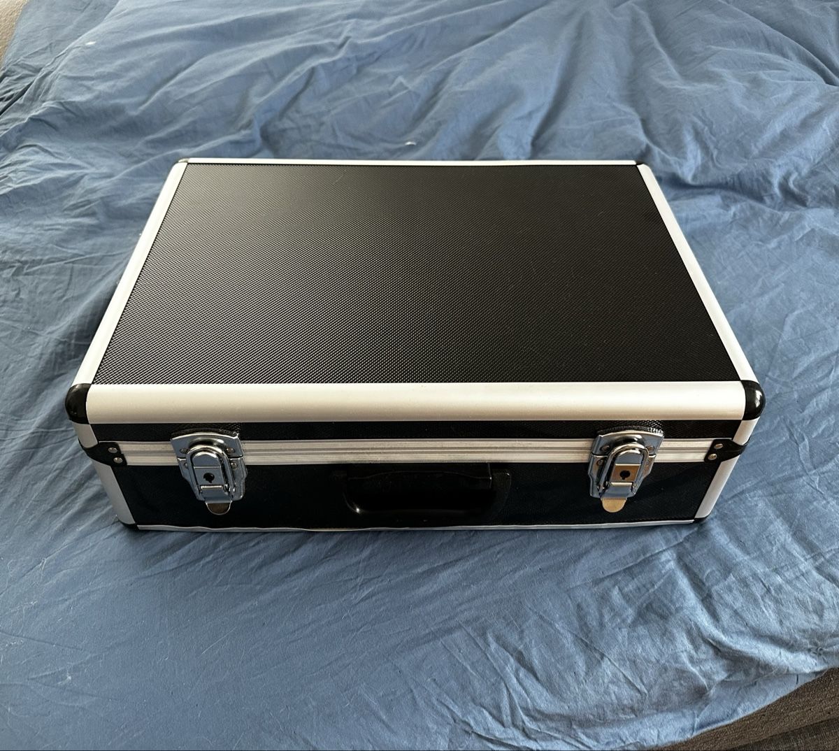 Valigie: Aluminium Case with Foam Inserts for Sale – Usato da Zäziwil venduto da Schafi98