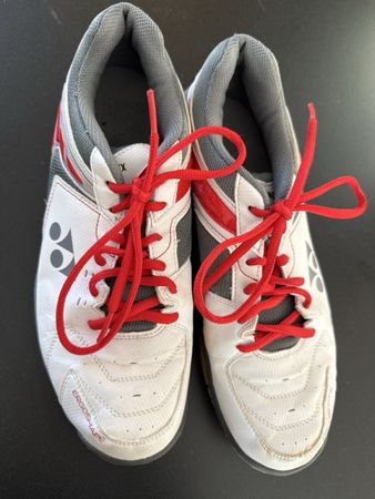 Yonex, chaussures de gym pointure 43, super état