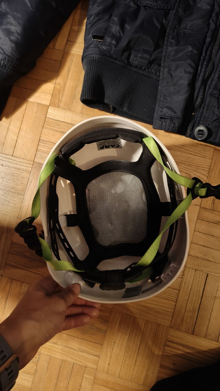 Caschi: kletterhelm 2 mal gebraucht S-M – Nuovo (secondo la descrizione) da Zürich venduto da Fabienne.S01 1
