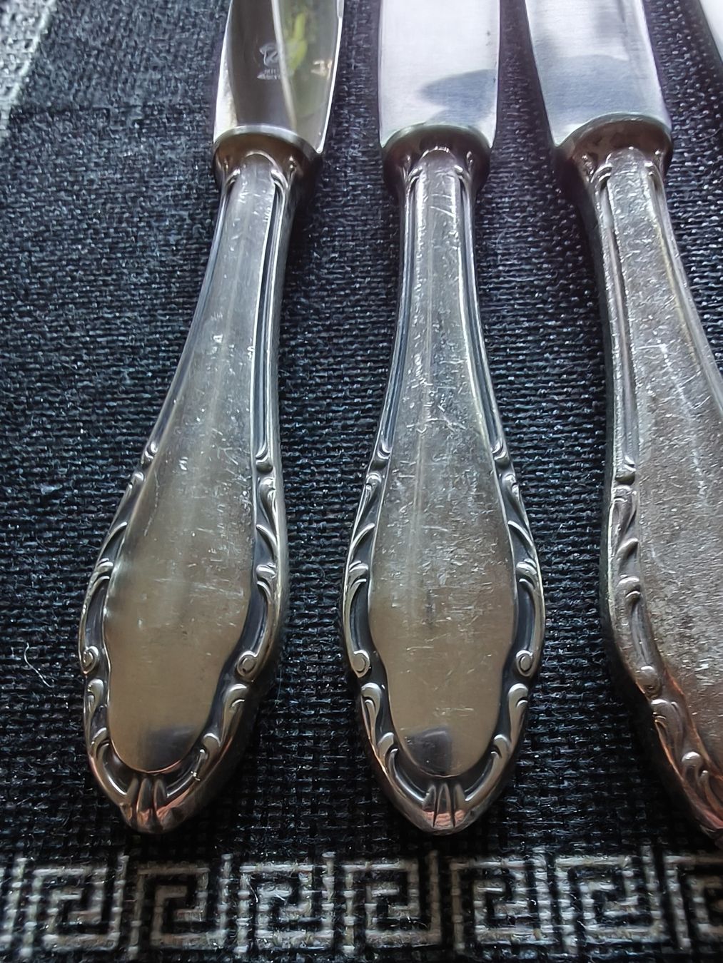 Couverts: 4 alte Silbermesser – D'occasion à Stansstad par Falcon-Crest 1