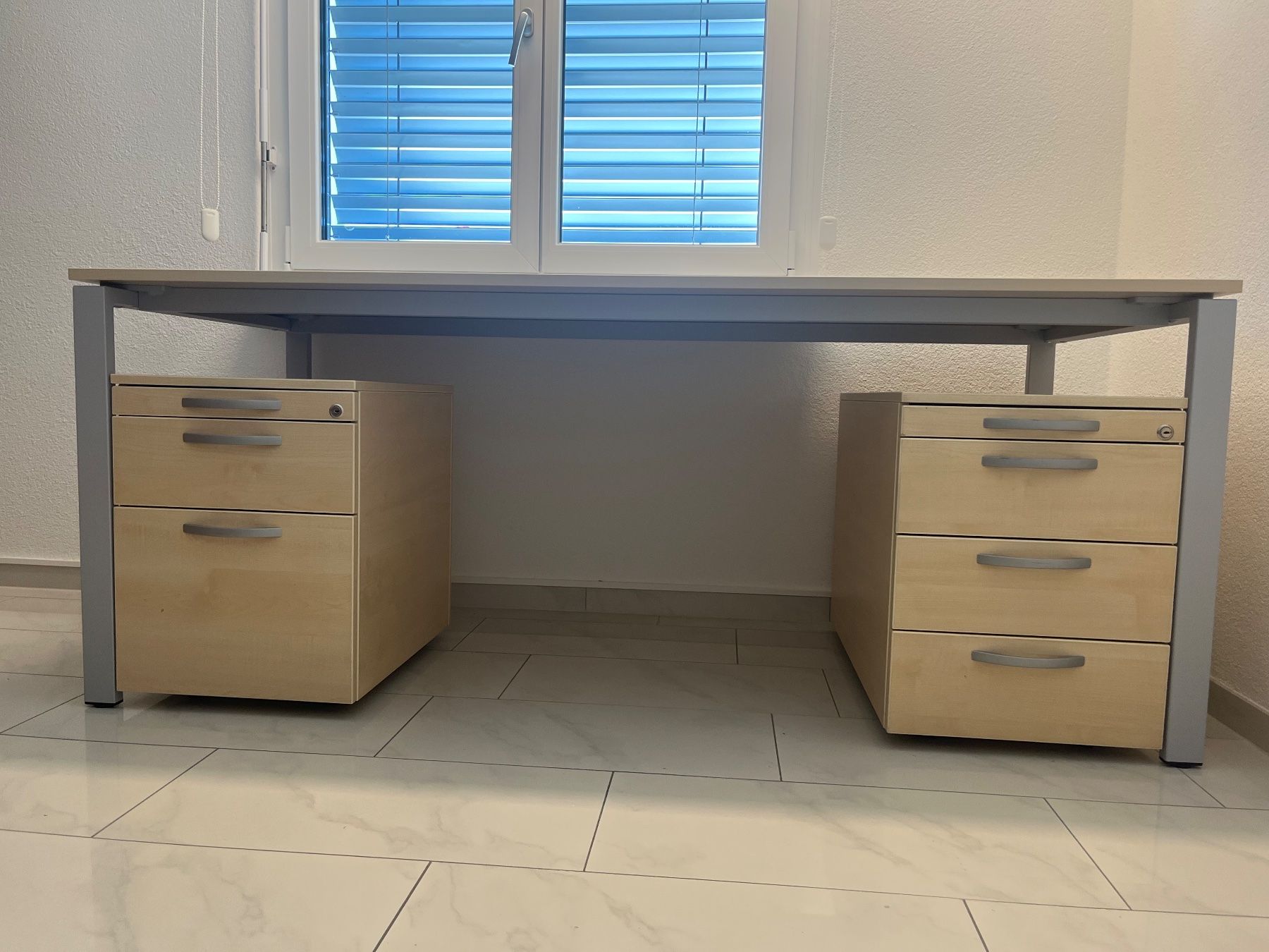 Bureaux: Bürotisch mit 2 Rollcontainern Buche hell Metall – D'occasion à Volketswil par rfu_q9vz