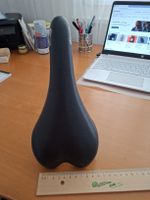 Fahrradsattel schwarz mit integrierter Stütze 50 cm