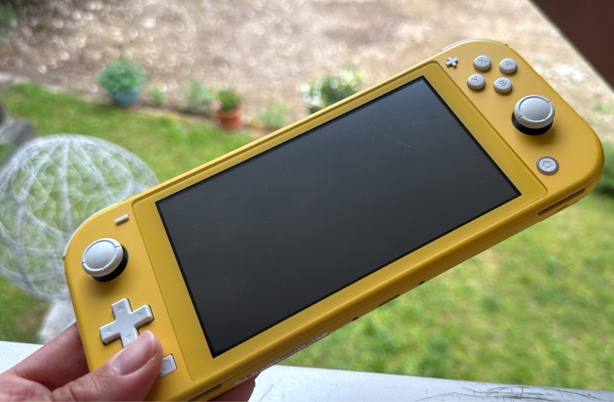 Nintendo Console: Yellow Nintendo Switch Lite - Excellent Condition! – Usato da Ehrendingen venduto da bubulence 4