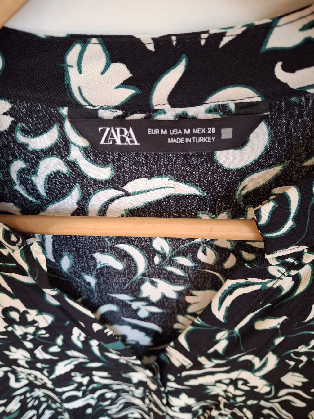 Zara Kleider: Robe Zara verte et noire M – Gebraucht aus Lausanne von Cognitia 1