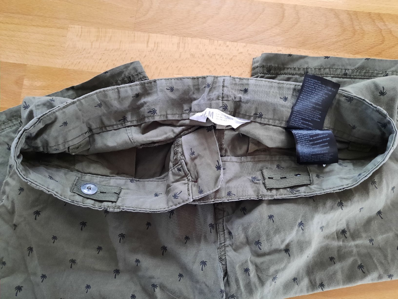H&M Pantaloni: olive Chino Shorts mit Palmenmuster, Grösse 170 – Usato da Jonschwil venduto da sonja8472 2