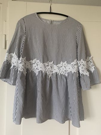 Verspielte schwarz-weiss gestreifte Bluse, nie getragen!