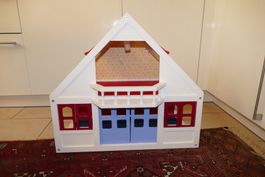 Puppenhaus aus Holz mit Licht