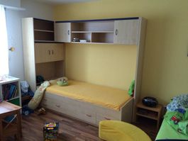 Jugendzimmer mit Bett und Überbau