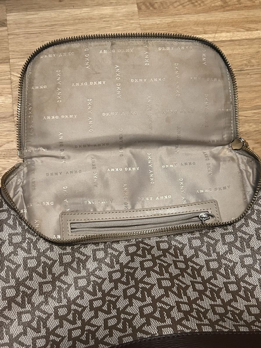 DKNY Zaini: DKNY Rucksack Handtasche, braun, Canvas – Usato da Nebikon venduto da icon.vintage 5