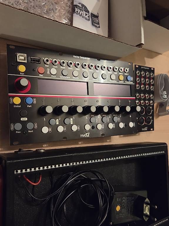 Musikinstrumente: Vector Five12 Sequencer mit Case & Expander – Gebraucht aus Zürich von Flvr 2