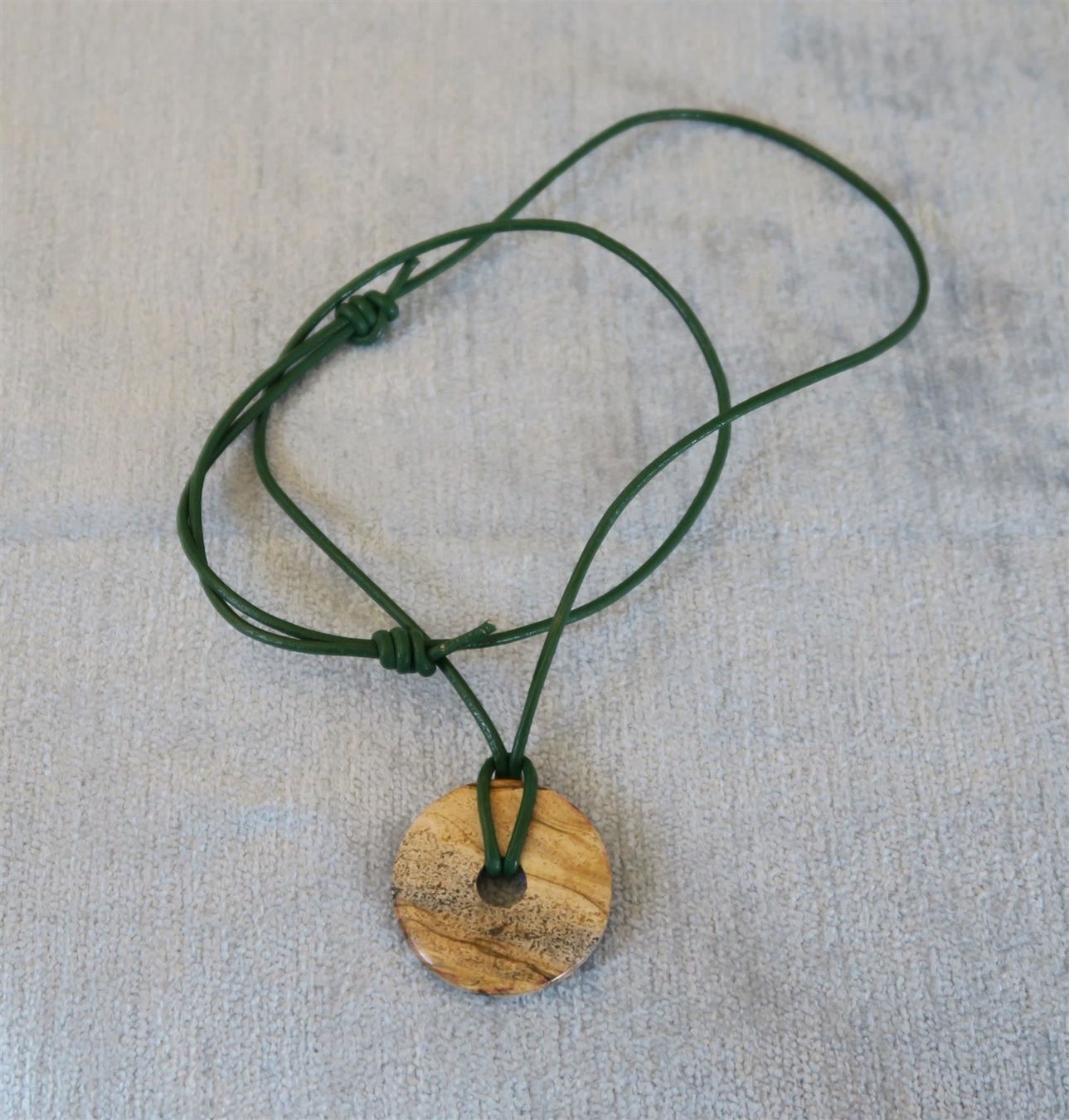 Catenine: Kette mit Anhänger donut Jaspis – Nuovo (secondo la descrizione) da Brittnau venduto da marlenestone