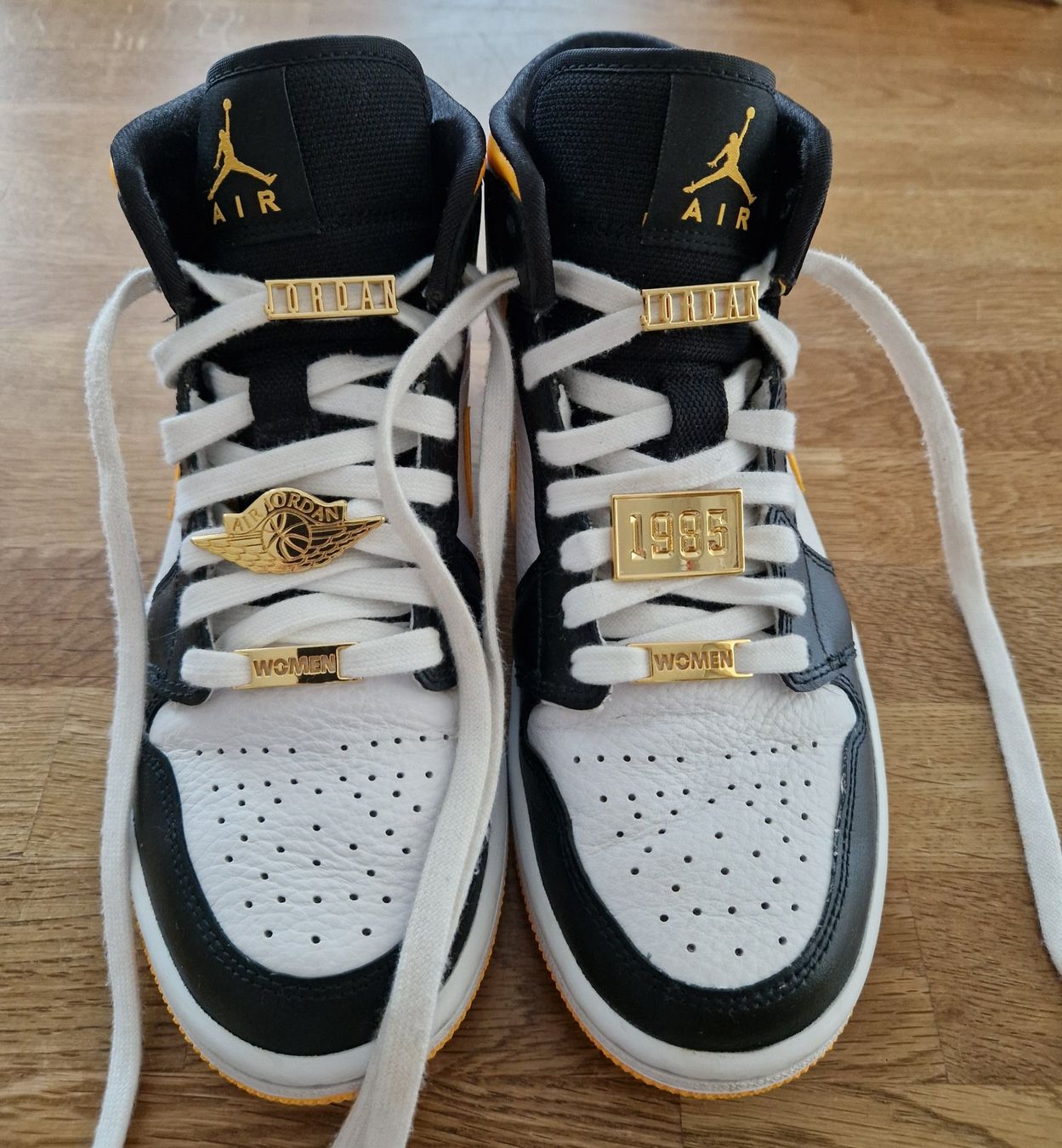 Jordan Scarpe da donna: Air Jordan 1 Mid Women – Usato da Kerns venduto da artisamantes 1