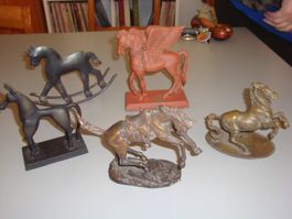 Konvolut aus 5 Pferdefiguren