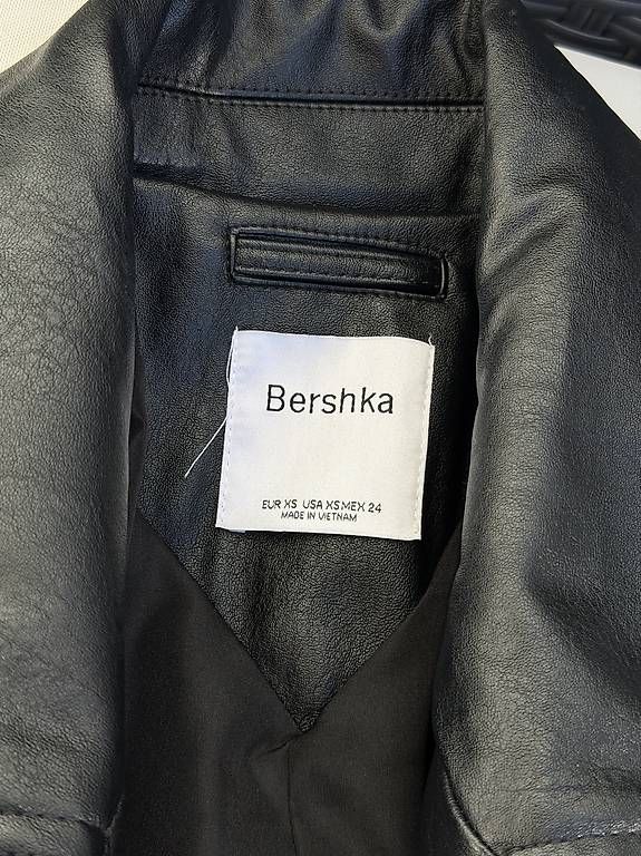 Bershka Mäntel: Schwarzer Mantel in Lederoptik mit Gürtel – Gebraucht aus Meggen von gia_wz2q 4