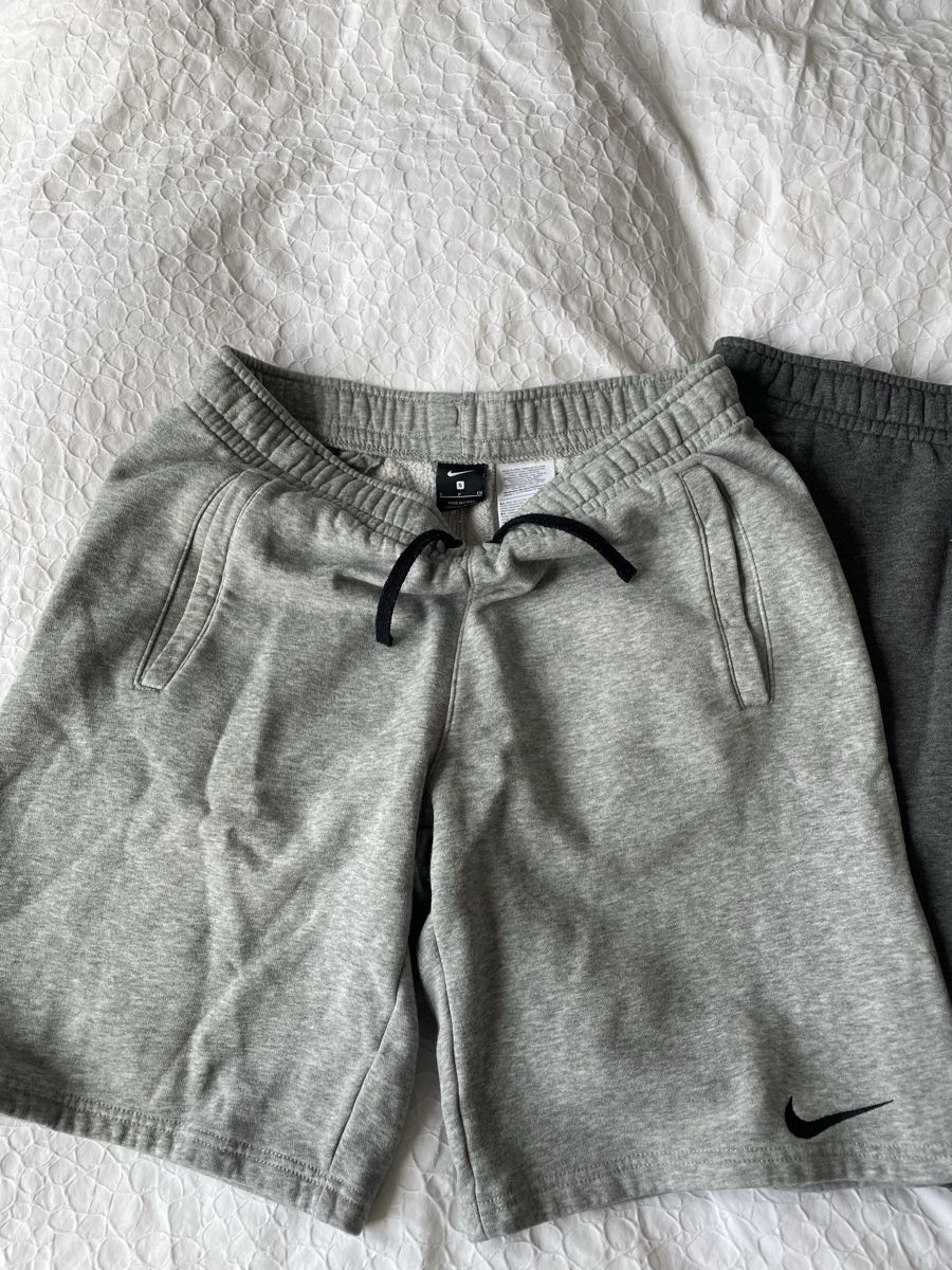 Nike Pantaloni: 3 Nike Shorts, drei Farben – Usato da Bern venduto da pesche789 1