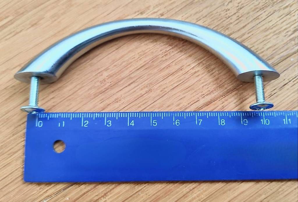 Ferramenta: 3 Möbelgriffe Chrom silber gebogen ca. 96 mm Lochabstand – Usato da Birmensdorf ZH venduto da mirimiri 1