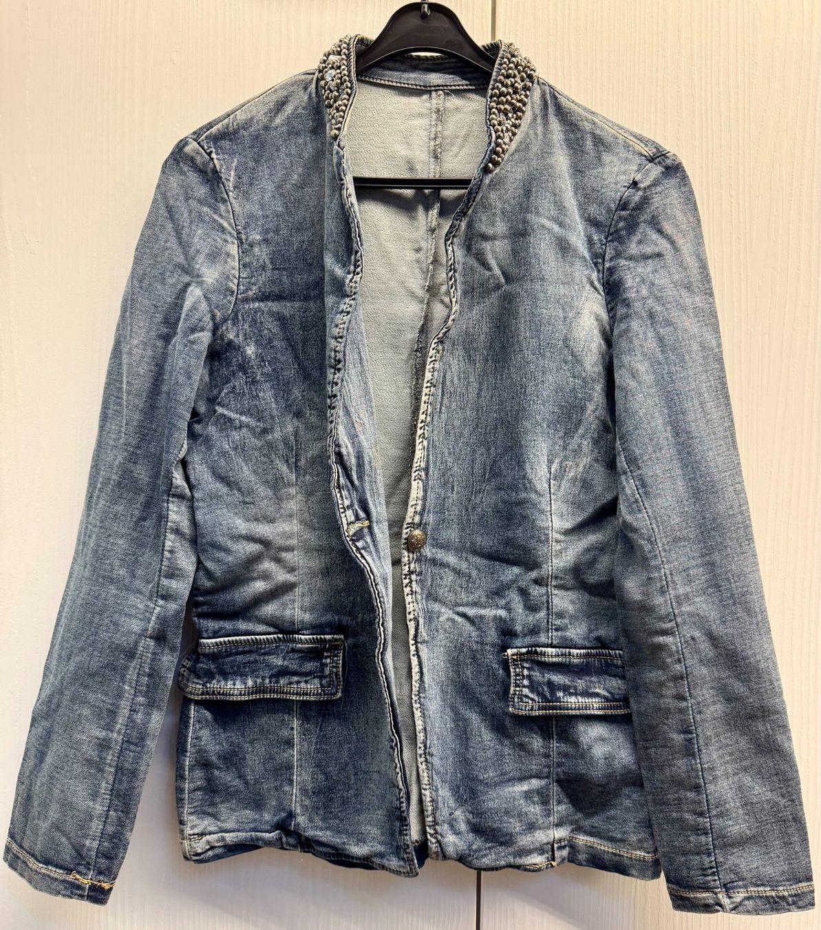 Jacken: Veste en jeans taille 40 avec col strass – Gebraucht aus Athenaz (Avusy) von Kurtzuegg