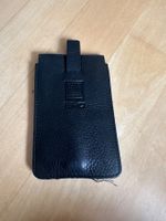 Schwarzes Handyetui aus Leder - zeitlos und elegant!