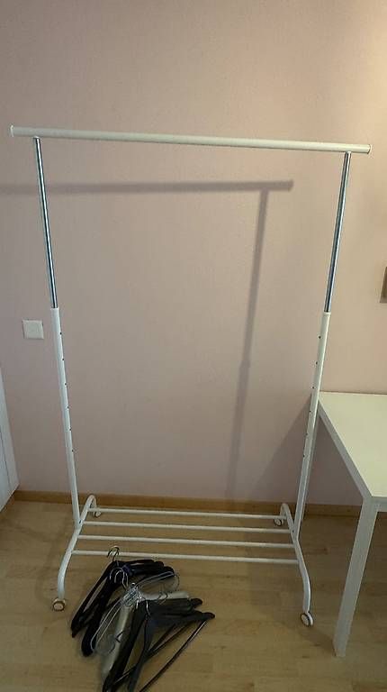 Cintres: IKEA table and hanger – D'occasion à Horgen par marco.bll 1