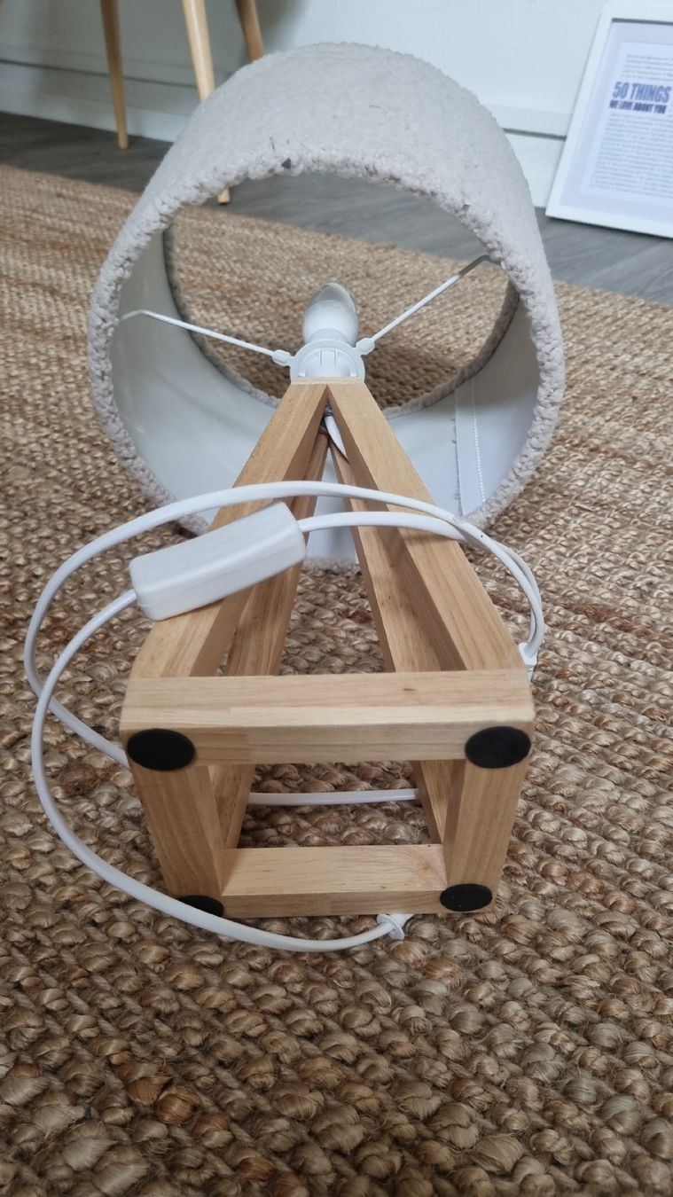 Lampade: Beige Bouclé-Tischlampe mit Holzfuß – Usato da Zug venduto da ram_n27t 2