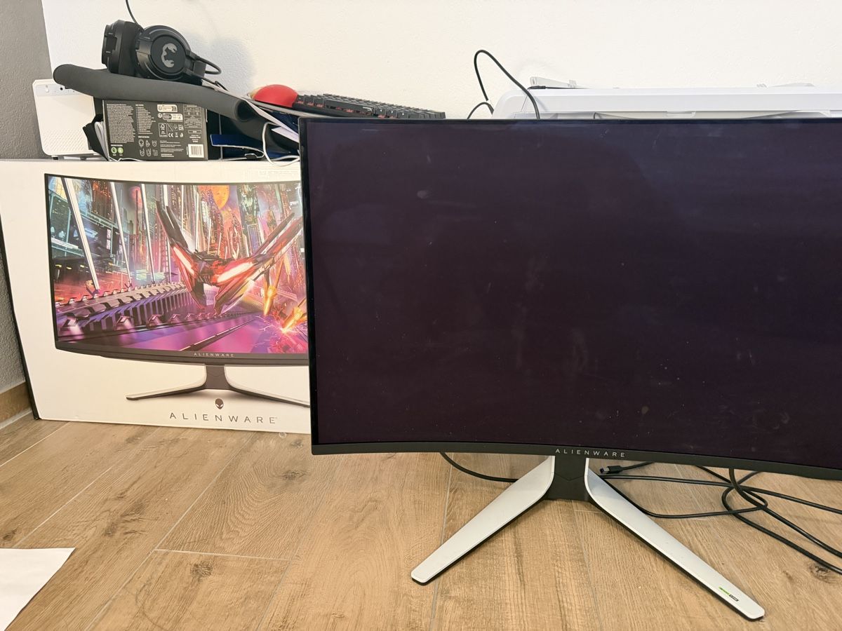 PC: Gaming desktop with Alienware monitor – Usato da Bulle venduto da pye_ddg7 8