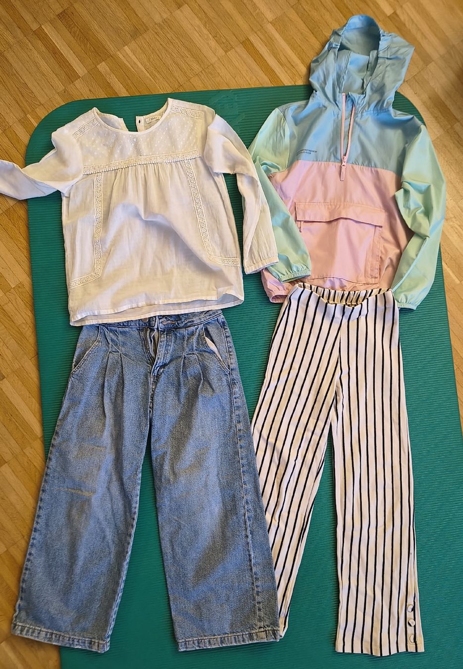Lotti & Set di vestiti: Mädchen Kleider Gr. 134 bis 140  – Usato da Allschwil venduto da Kremat