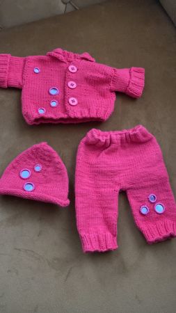gestrickte Puppen Kleider, handarbeit