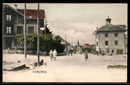 AK Kerzers, Ortspartie mit Blick zur Kirche und Passanten