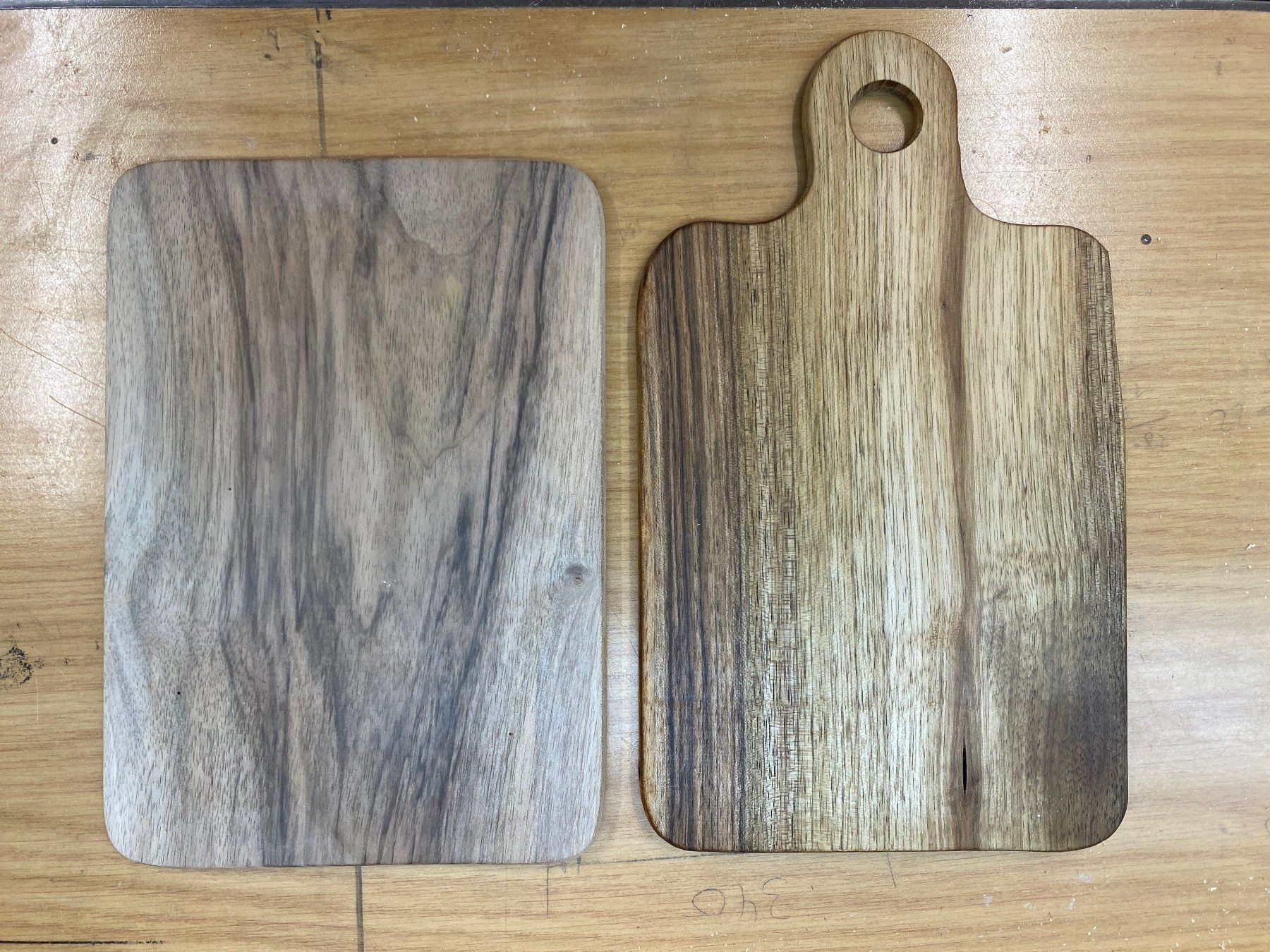 Elettrodomestici da cucina: pers. Schneidebrett aus Ostschweizer Nussbaum + Gravur (!) – Nuovo (secondo la descrizione) da Abtwil SG venduto da SamB02