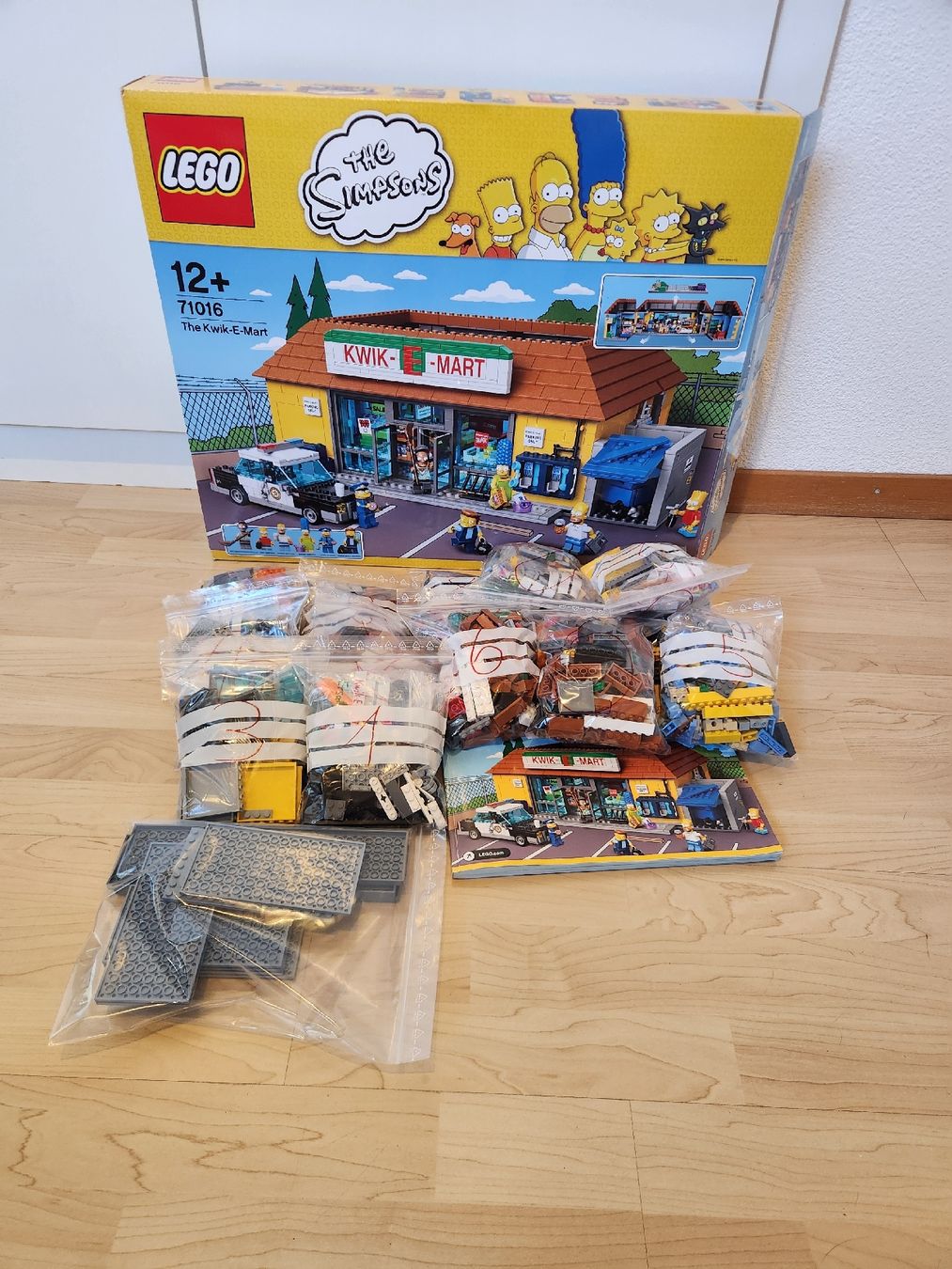 Lego Kit di costruzioni: LEGO The Simpsons Kwik-E-Mart 71016 Set gebraucht – Usato da Beinwil am See venduto da SEMarc 5